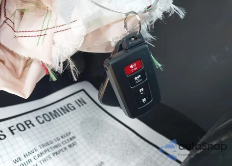 2018 Toyota Highlander Se/Xle z USA, uszkodzony, nr VIN 5TDJZRFH8JS807621